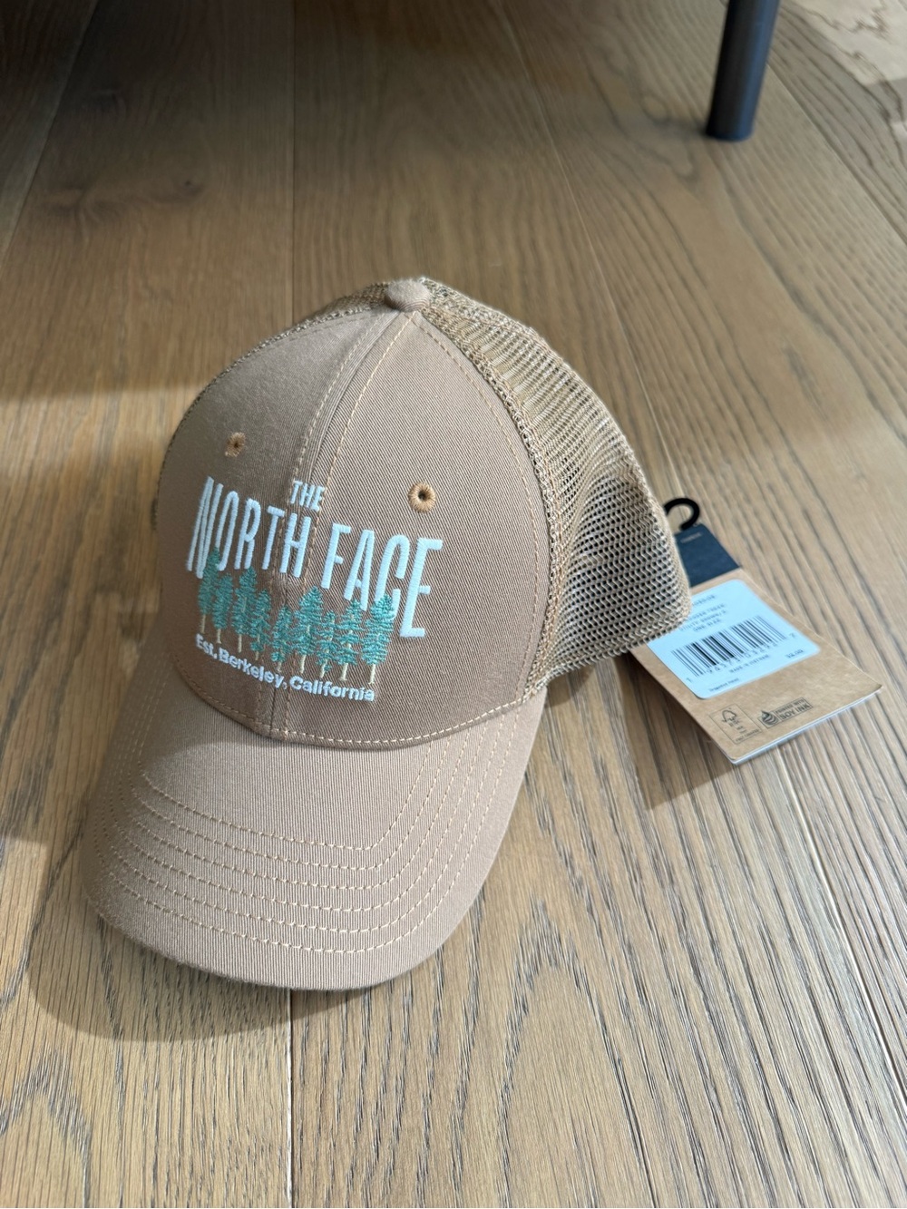 NWT The North Face Beige Trucker Hat